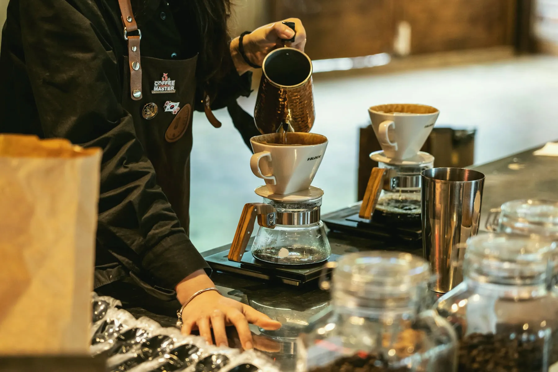 Barista demleme kahve hazırlıyor