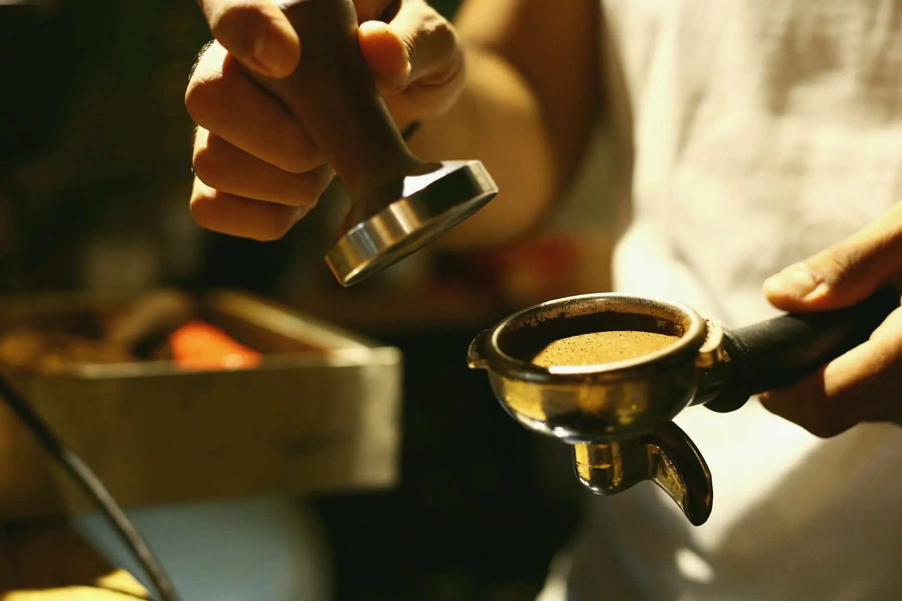 Espresso için kahve sıkıştırılıyor