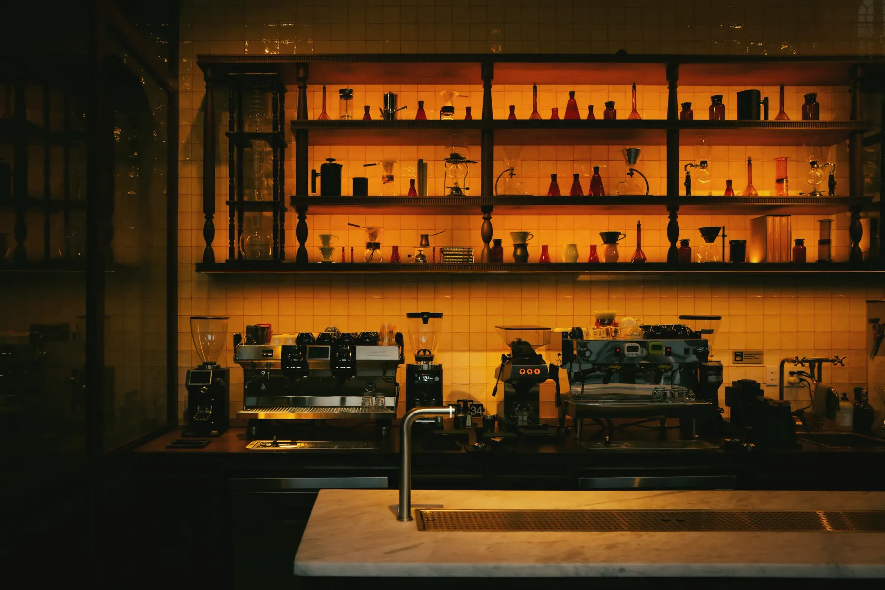 Loş ışıklı bar rafları