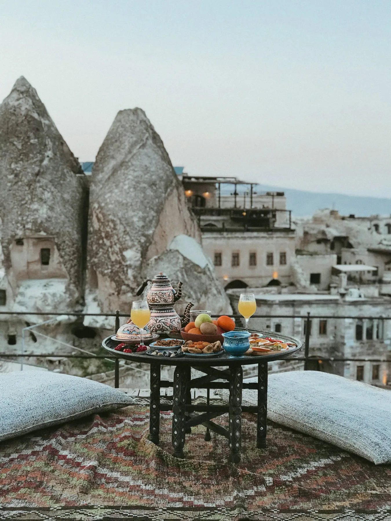 Peri bacaları manzaralı terasta kahvaltı sofrası