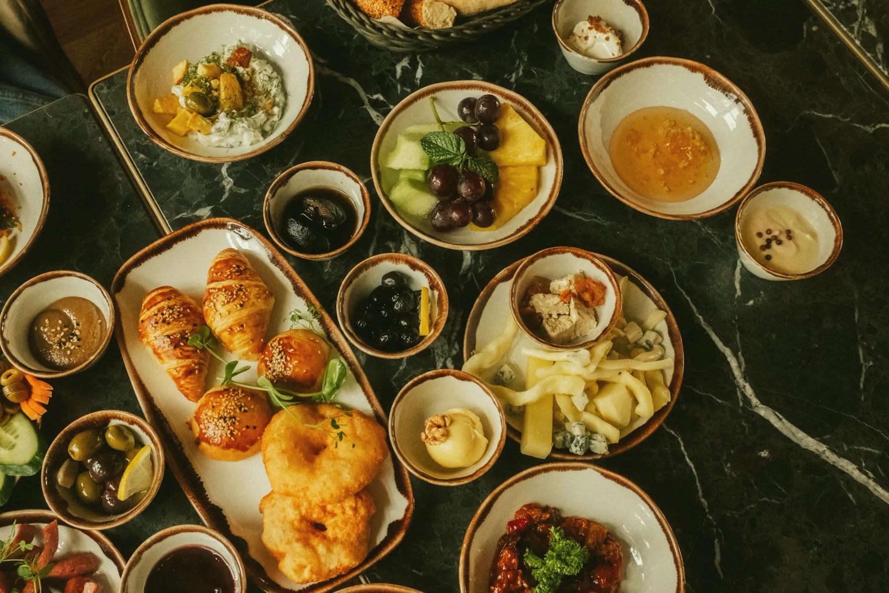 Mermer masada meze ve kahvaltı tabakları